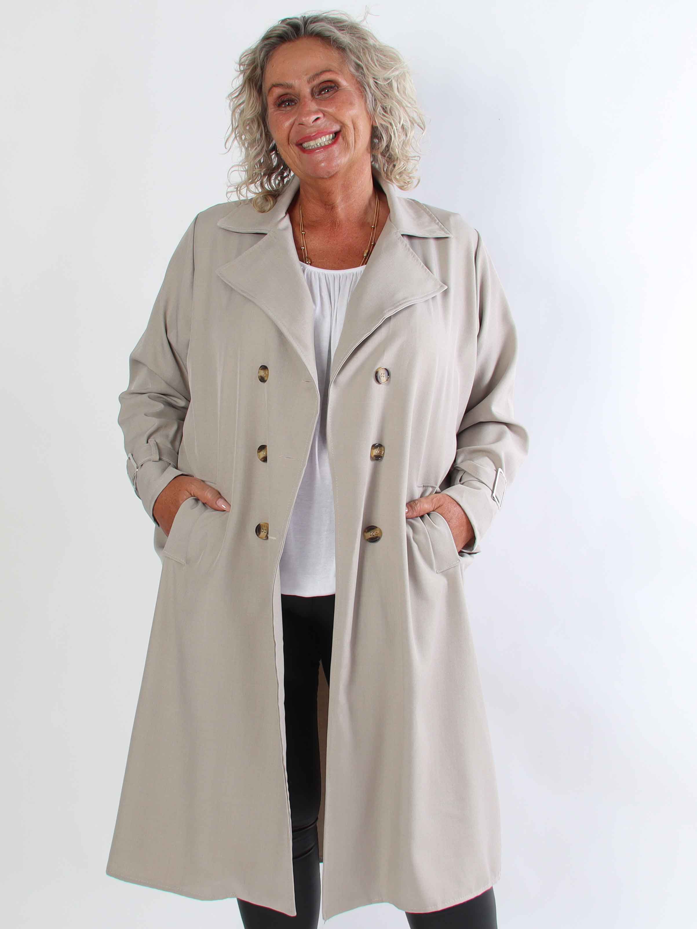 Sharpay 2.0 – Lätt plus size trenchcoat med knytskärp